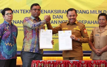 Wakil Walikota Jayapura Rustan Saru bersama Kepala KPKNL Jayapura Daniel Panggabean usai Penandatangan MoU pengelolaan Aset Daerah, Selasa (22/7/2025)