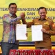 Wakil Walikota Jayapura Rustan Saru bersama Kepala KPKNL Jayapura Daniel Panggabean usai Penandatangan MoU pengelolaan Aset Daerah, Selasa (22/7/2025)