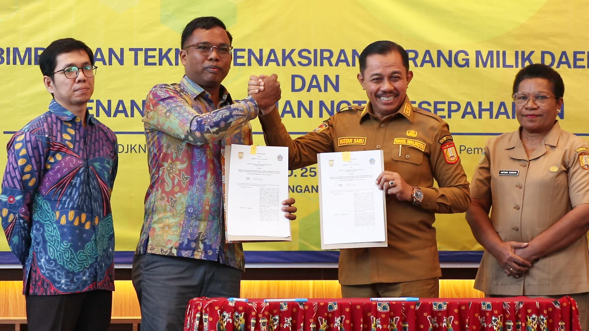 Wakil Walikota Jayapura Rustan Saru bersama Kepala KPKNL Jayapura Daniel Panggabean usai Penandatangan MoU pengelolaan Aset Daerah, Selasa (22/7/2025)