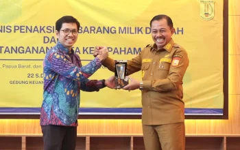 Kepala Kanwil DJKN Papua, Papua Barat dan Maluku, Hendra Leo Purba dan Wakil Walikota Jayapura Rustan Saru, usai pembukaan Bimtek Penaksiran Aset Daerah, Selasa 22 Juli 2025. (Foto Danielo)