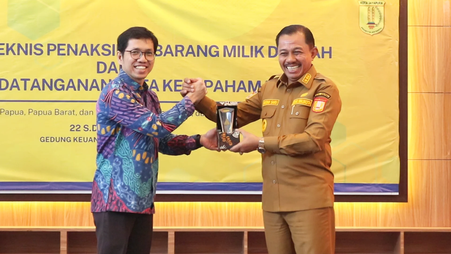 Kepala Kanwil DJKN Papua, Papua Barat dan Maluku, Hendra Leo Purba dan Wakil Walikota Jayapura Rustan Saru, usai pembukaan Bimtek Penaksiran Aset Daerah, Selasa 22 Juli 2025. (Foto Danielo)