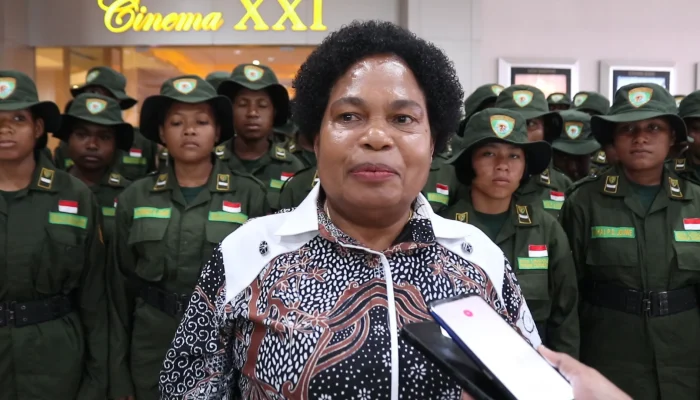 Ketua Yayasan Gema Valentine Papua, Nerlince Wamuar, Penggagas dan Pendiri SMA Unggulan Taruna Cendrawasih. (foto Danielo)