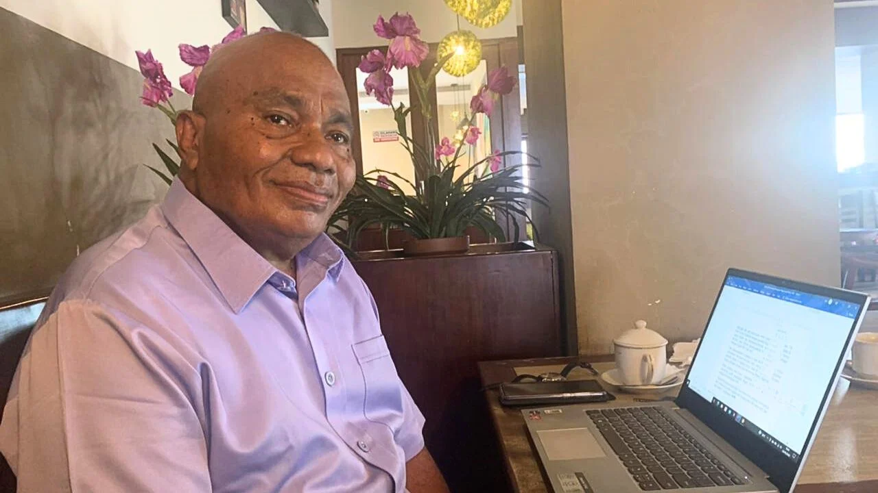 Dr. Natanel Elake, Sesepuh dan Tokoh Pemekaran Kabupaten Seram Bagian Barat (SBB) Provinsi Maluku.