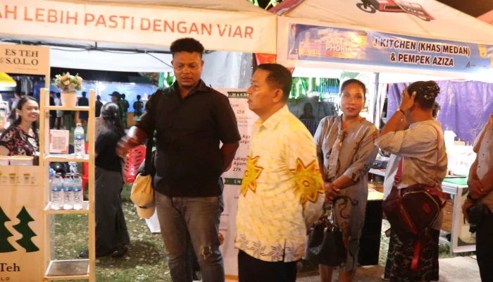 Owner Tifanesia Entertainment, Nyong Modouw saat mendampingi Kabag Pemerintahan Setda Kota Jayapura, Supriyanto, meninjau tenan kuliner di East Phoria Fest