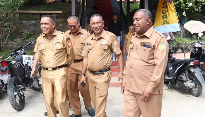 Monitoring ANBK di SMAN 1 Jayapura, Asisten III Setda Kota Jayapura, Kepala Dinas Pendidikan Kota Jayapura, Pengawas Pembina SMA Negeri 1 Jayapura, bersama Kepala SMA negeri 1 Jayapura