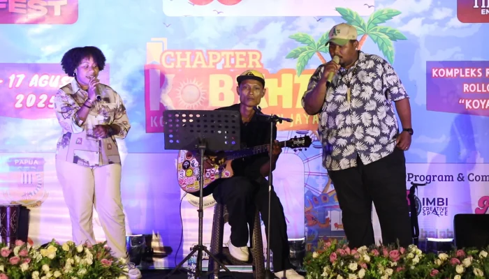 Pengunjung juga di dihibur oleh penyanyi lokal denga lantunan music akustik