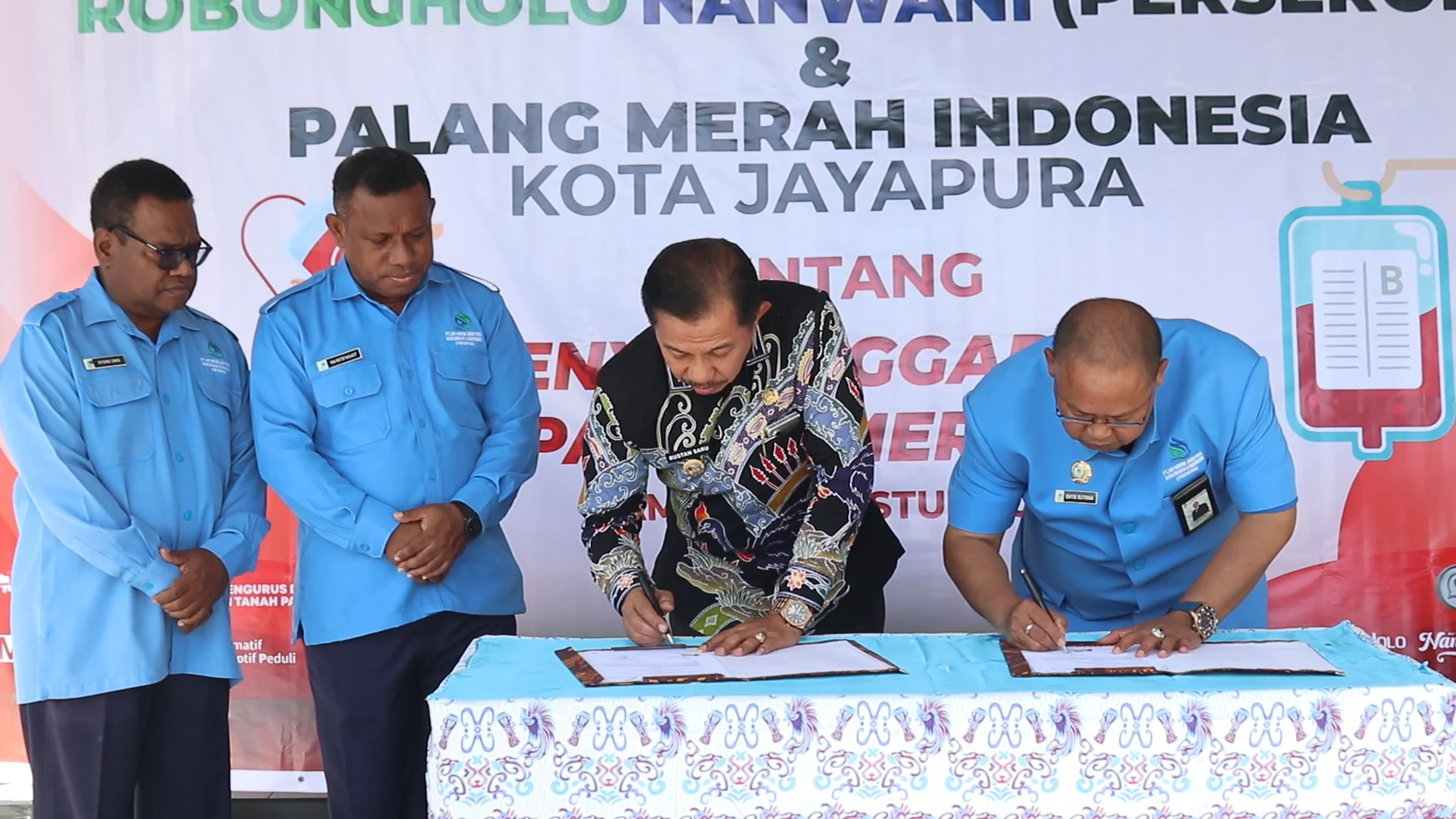 Penendatangan MoU dilakukan oleh Direktur Utama PT Air Minum Jayapura, Dr. H. Entis Sutisna, SE, MM, CGRM dan Ketua PMI Kota Jayapura, Dr. Ir. H. Rustan Saru, M.M