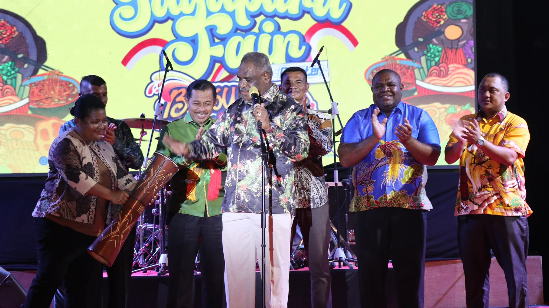 Walikota Jayapura Didampingi Wakil Walikota dan Forkopimda serta Panitia, menutup Jayapura Fair 2025