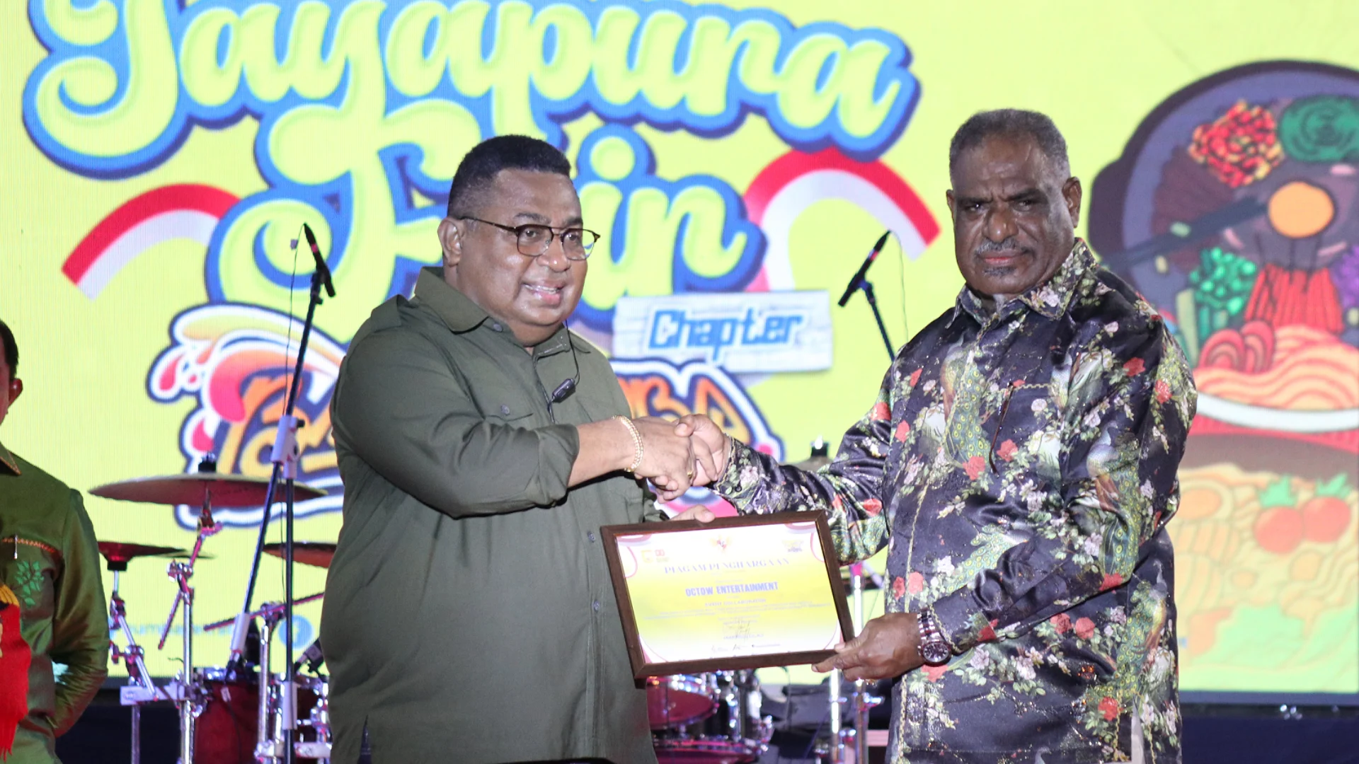 Walikota Jayapura Abisai Rollo memberikan penghargaan kepada Owner Octouw Enterteiment, selaku penggagas Baku Timba Festival