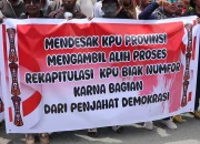 Demo di Kantor KPU Papua, Ini 5 Tuntutan Pendukung Paslon 01 BTM-CK