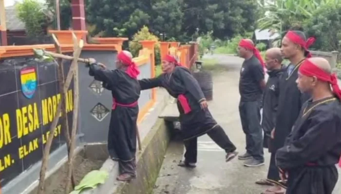 Kebijakan Kadis Pemdes SBB Diprotes, Masyarakat Desa Morekau Gelar Sasi Adat